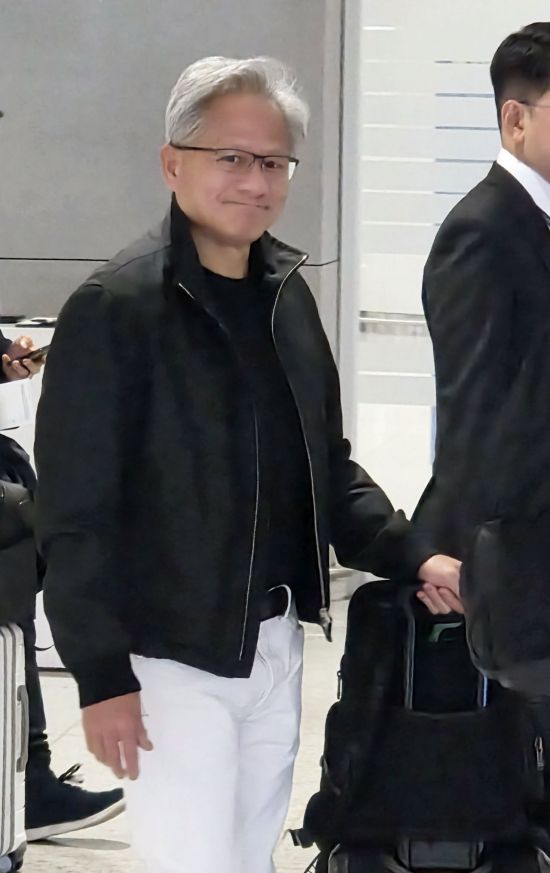 젠슨 황 15년 만에 방한, 신제품 행사→치맥 회동→APEC 연설 '동분서주'