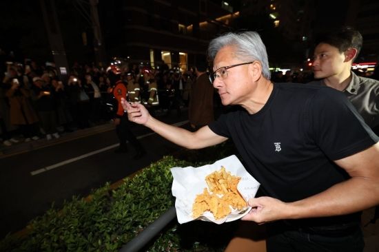 '치맥 회동' 등장한 테라 타워·정관장…유통업계 '젠세니티' 특수 기대