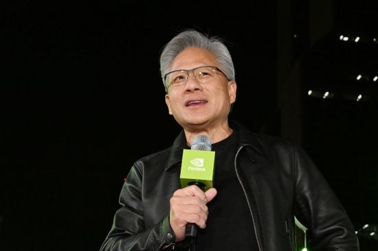 [미리보는 CES]젠슨황 또 CES를 흔들다‥혁신가들의 AI 경쟁