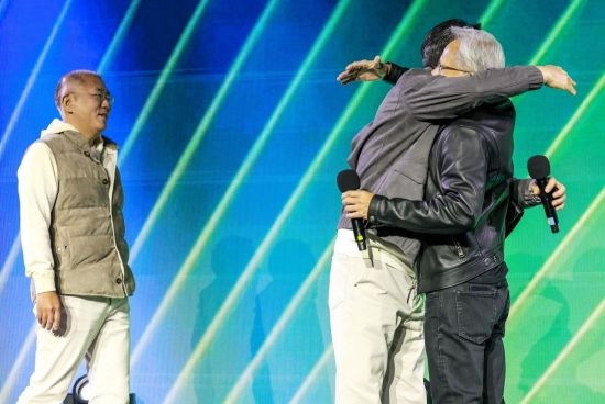 [포토] 젠슨황 CEO와 포옹하는 이재용 회장