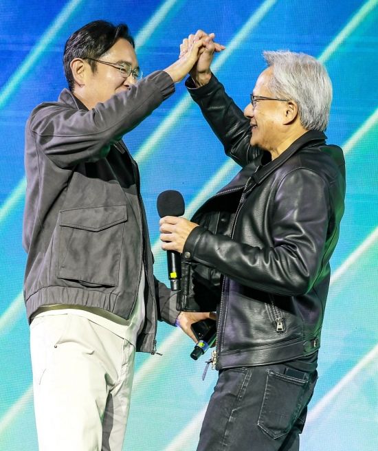 [포토] 손 맞잡은 젠슨황과 이재용 회장