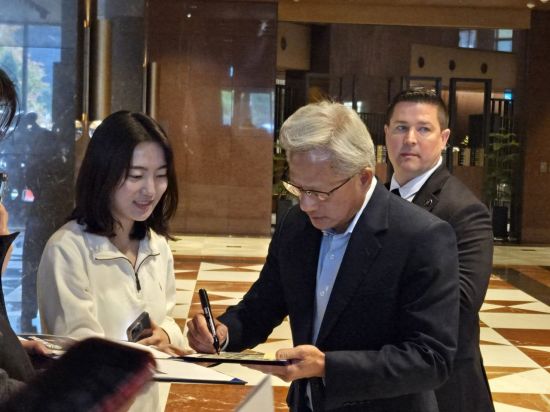 "파인" 경주 향하는 젠슨 황…韓과 'AI 초협력' 발표 예고[경주APEC]