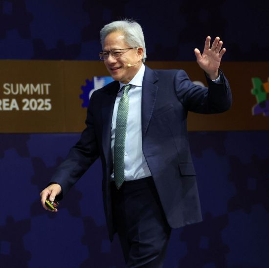 [포토] 손 인사하는 젠슨 황 엔비디아 CEO