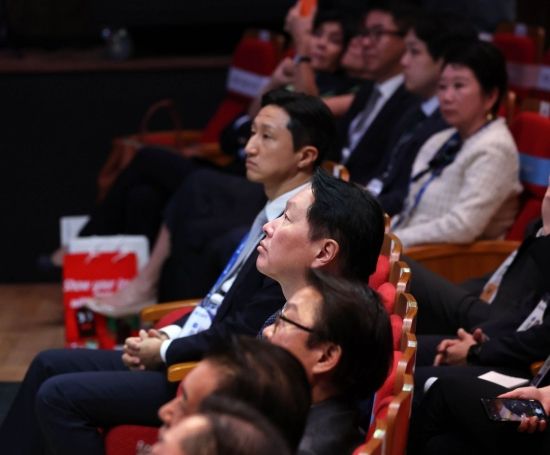 [포토] 젠슨 황 연설 경청하는 최태원 회장