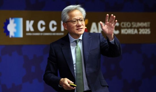 [포토] APEC CEO 서밋서 연설하는 젠슨 황