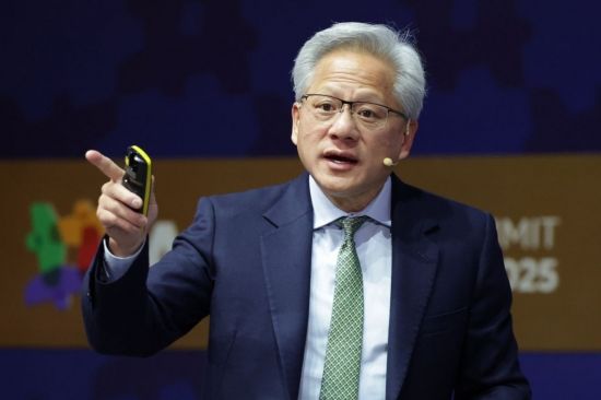 젠슨황 "블랙웰 칩 수요 급증…TSMC에 웨이퍼 추가 주문"
