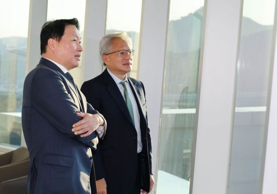 [경주APEC]젠슨 황, 최태원 만나 "완벽한 AI 협력"