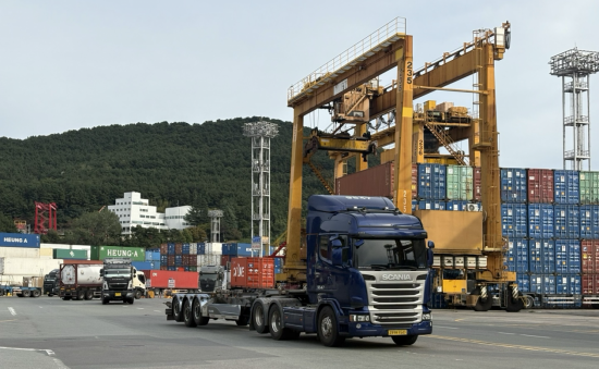 [르포]부산항도 무인화 바람…자율주행 車 돌아다닌다