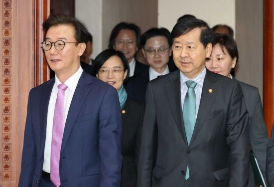 [포토] 입장하는 구윤철 경제부총리와 국무위원들