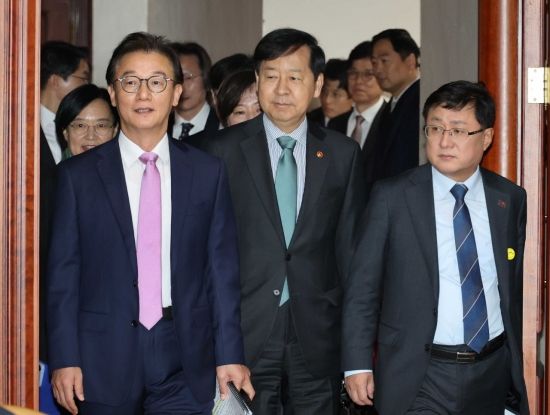 [포토] 회의 참석하는 국무위원들