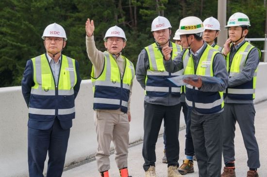 정경구 HDC현산 대표, 포항-영덕 고속도로 현장 안점점검 진행