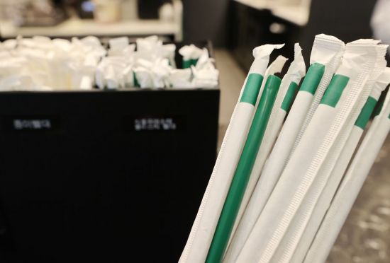 스타벅스, 7년 만에 다시 초록 빨대로…"식물소재 플라스틱"