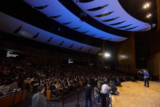 SK AI 서밋 3만5000명 참석…'글로벌 AI 플랫폼' 발돋움