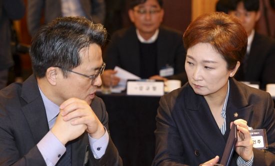 [포토] 의견 나누는 문신학 산업부 1차관-이언주 민주당 최고위원