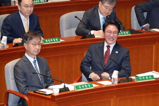 [포토] 국회 예결위 참석하는 김민석 총리