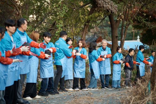 우리금융, 에너지 취약 580가구에 사랑의 연탄 11만6000장 지원
