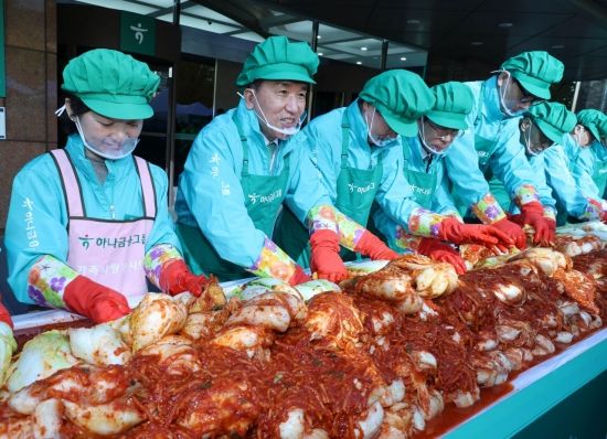 [포토] 김장하는 함영주 하나금융지주 회장