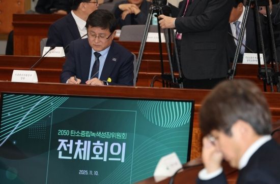 [포토] 회의 준비하는 김성환 기후에너지환경부 장관