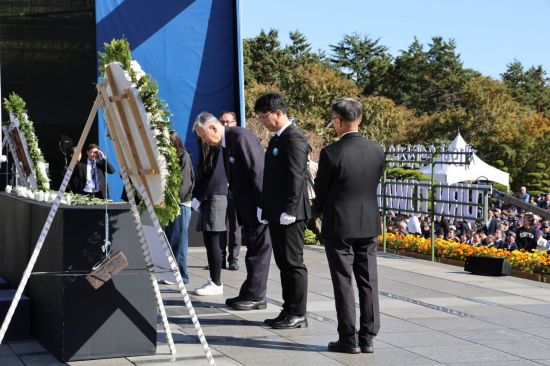 이중근 부영 회장, 유엔 참전용사 추모식 국민대표 헌화