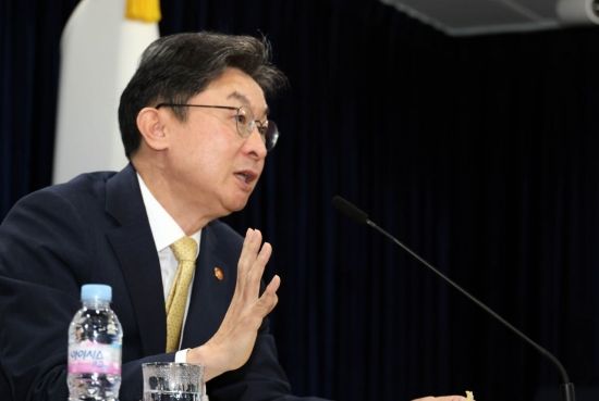 [포토] 기자간담회 발언하는 이억원 위원장