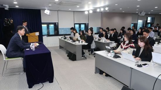 [포토] 정례 기자간담회 발언하는 이억원 위원장