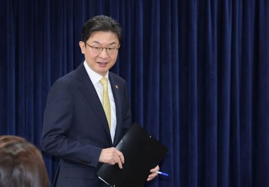 [포토] 이억원 금융위원장, 정례 기자 간담회 참석