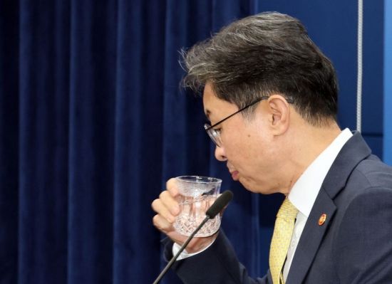 [포토] 물마시는 이억원 금융위원장