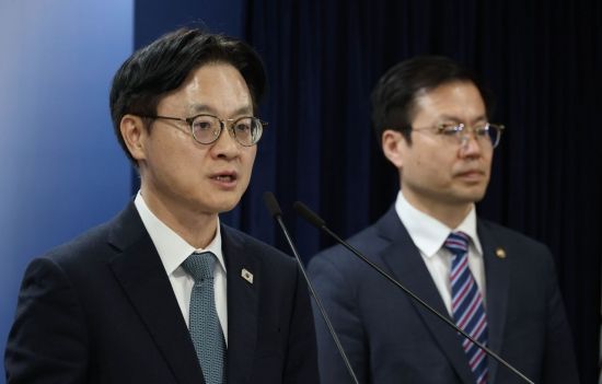 [포토] 한미 관세협상 관련 브리핑 하는 김정관 장관