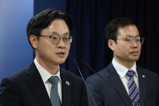 [포토] 브리핑 하는 김정관 장관과 여한구 본부장