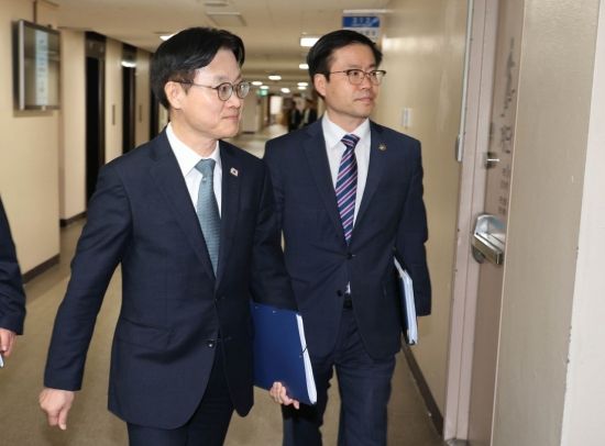 [포토] 브리핑장 입장하는 김정관 장관, 여한구 본부장