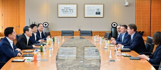 LGD, '전장 동맹' 벤츠 전기차에 디스플레이 공급