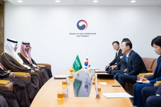 김윤덕 국토장관, '해외건설 1위' 사우디서 K건설 세일즈