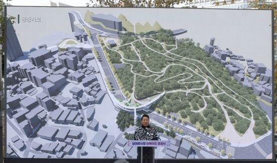 [포토] 남대문시장 아케이드 조성 관련 설명하는 오세훈 서울시장