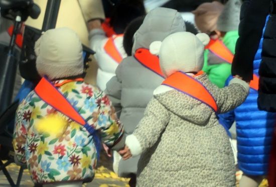 [포토] '춥다' 친구 손 꼭 잡고