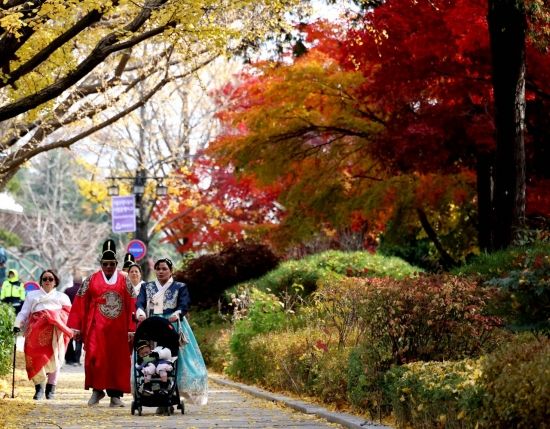 [포토] 단풍구경 나선 '왕'