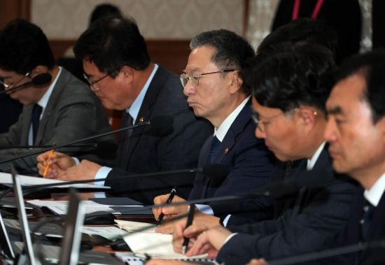 [포토] 총리 발언 듣고 있는 정성호 법무장관