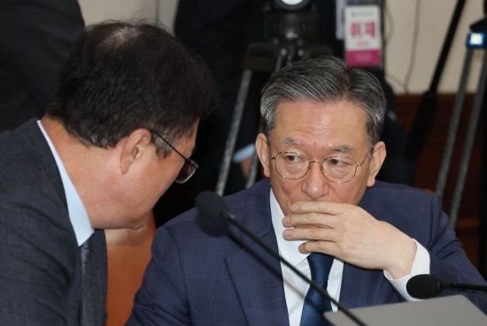 [포토] 입가리고 대화하는 정성호 법무장관