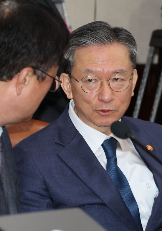 [포토] 매서운 눈빛의 정성호 법무장관