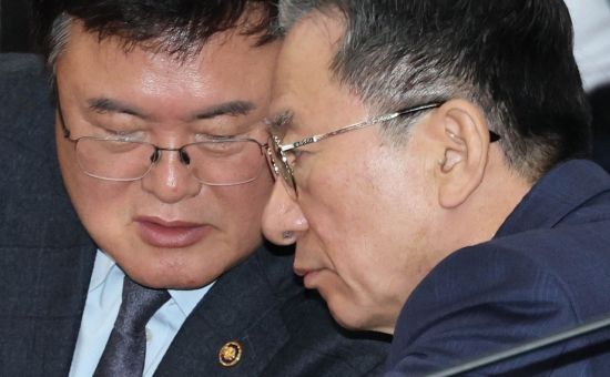 [포토] 대화하는 정성호 법무부 장관