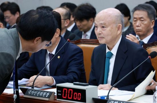 [포토] 관계자와 대화하는 안창호 인권위원장