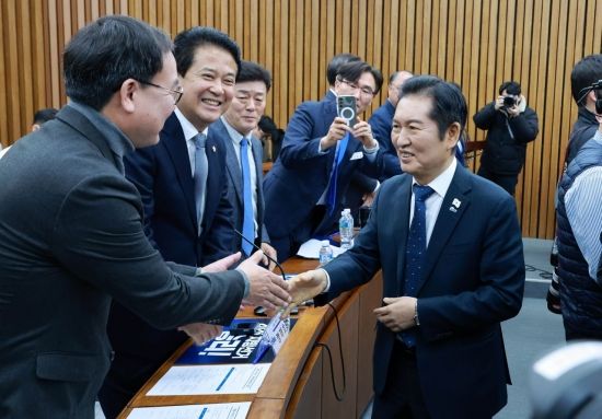 [포토] 기초·광역 의원들과 인사하는 정청래 대표