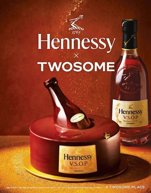 [오늘의신상]꼬냑이 디저트로…투썸플레이스, '헤네시 V.S.O.P 케이크' 사전예약