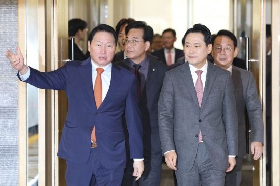 [포토] 간담회장 들어서는 장동혁 대표-최태원 회장