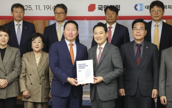 [포토] 국민의힘에 정책제안서 전달하는 최태원 대한상의 회장