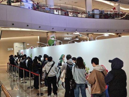 닌텐도 골수팬 3시간 대기줄…잠실 롯데몰 역대급 인파[르포]