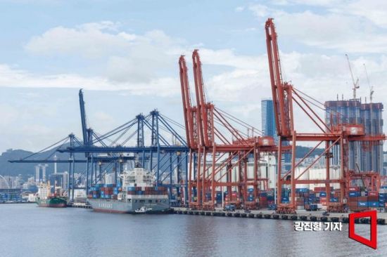 "내년 컨선 운임 '공급과잉·관세여파'에 30% 하락"