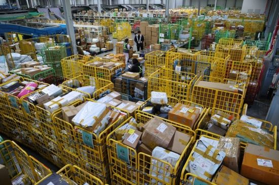 [포토] 수북히 쌓인 해외직구 제품