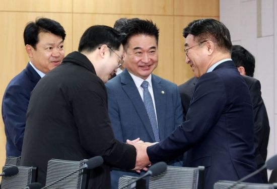 [포토] 참석자들과 인사하는 윤호중 장관