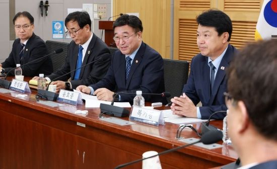 [포토] 당정대협의회에서 발언하는 윤호중 행안부 장관