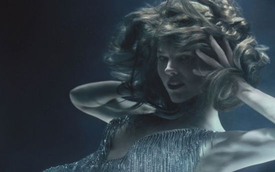 사진작가 솔베 선즈보가 만든 ‘2026년 피렐리 캘린더’, 체코 프라하서 공개